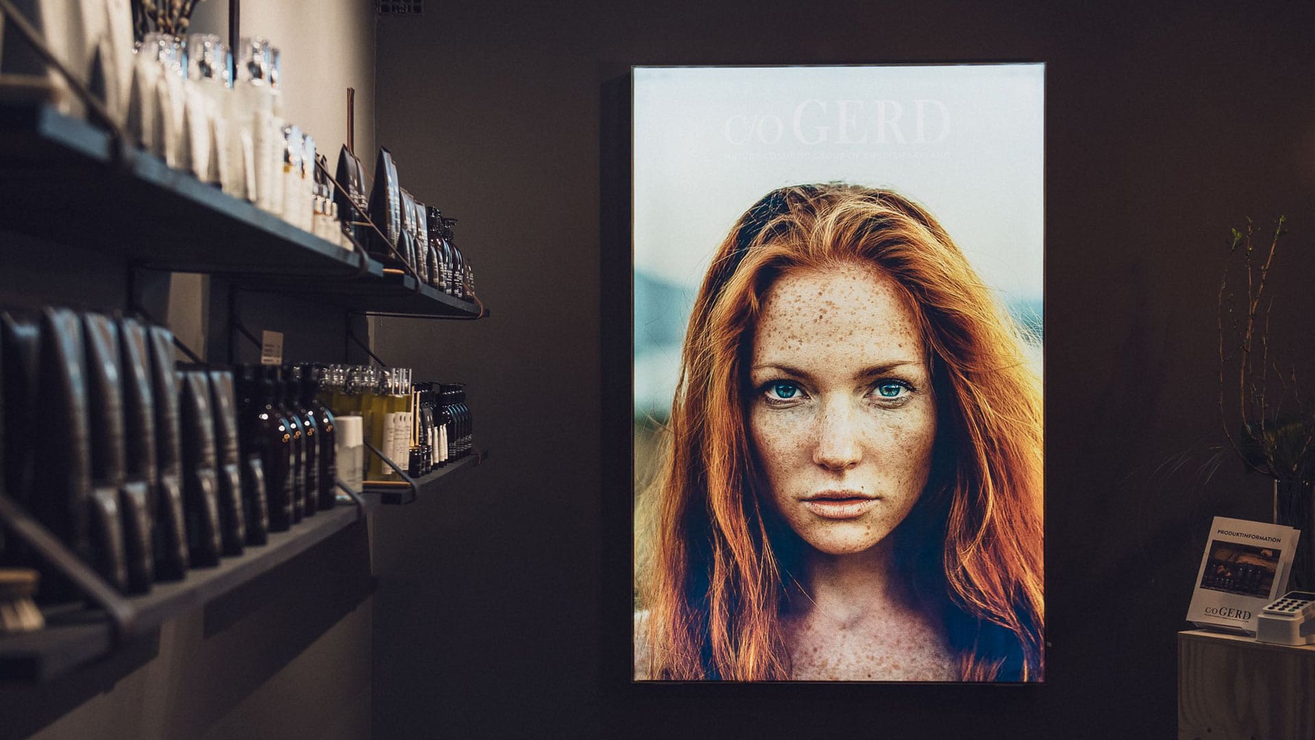 Lightboxes and backlit products.
Attract visitors like moths to a candle: Our illuminated advertising media shine in various shapes and sizes.